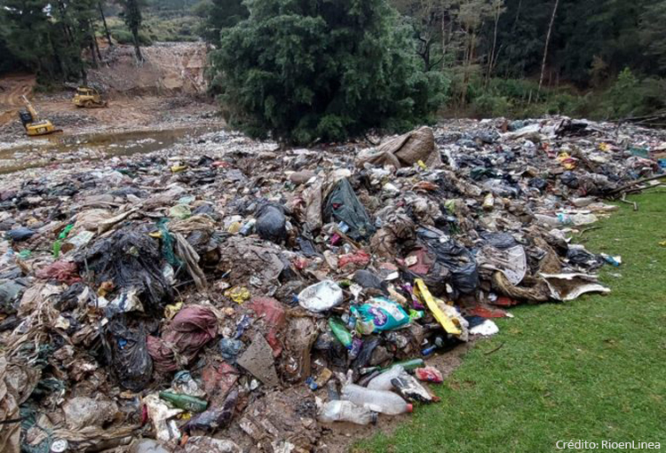 Toman muestras de agua tras avalancha de basura proveniente de vertedero de Los Ríos