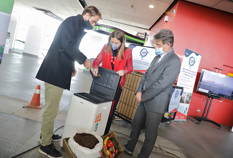 Plan integral de reciclaje convertirá al aeropuerto de Santiago en recinto cero residuos