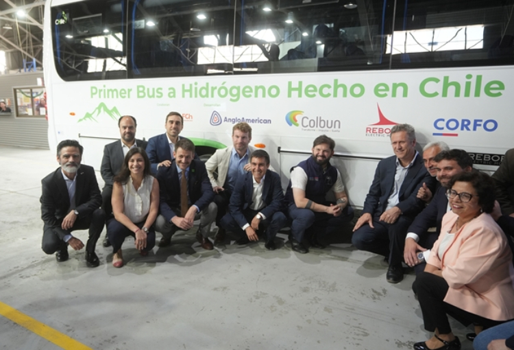 Presentan primer bus a hidrógeno desarrollado en Chile: aportará a un transporte más sustentable