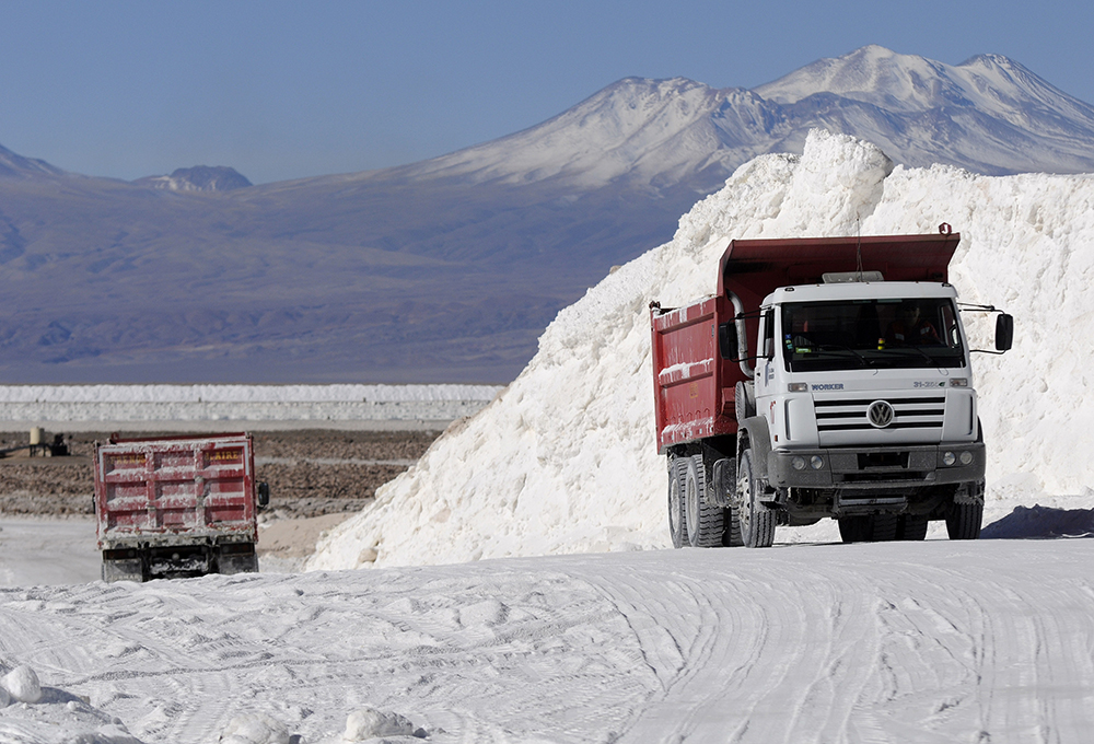 Ministros de Minería y Ciencia anuncian estrategia de fomento y priorización del litio 