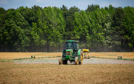 Nueva normativa sobre aplicación de plaguicidas genera críticas en la agroindustria