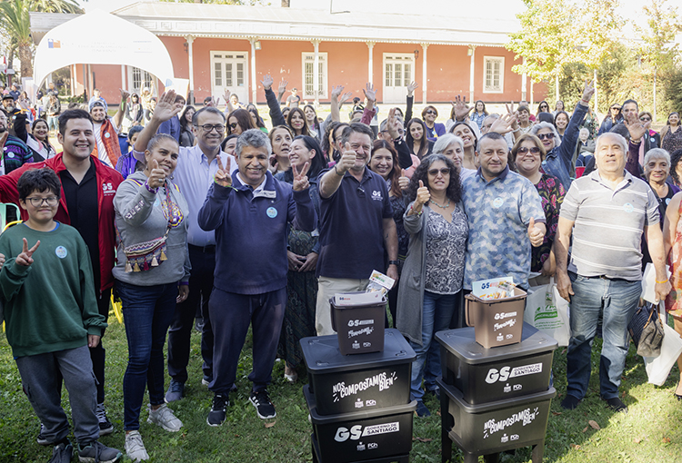 Programa de compostaje en la RM ya ha entregado 5 mil kits a vecinos de distintas comunas