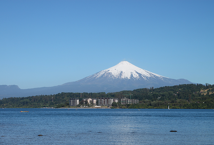 Autoridades refuerzan la alerta por florecimiento de algas en el lago Villarrica