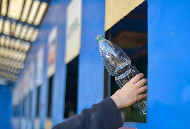 Un 26% de los chilenos declara reciclar semanalmente y la mitad lo hace ocasionalmente o nunca